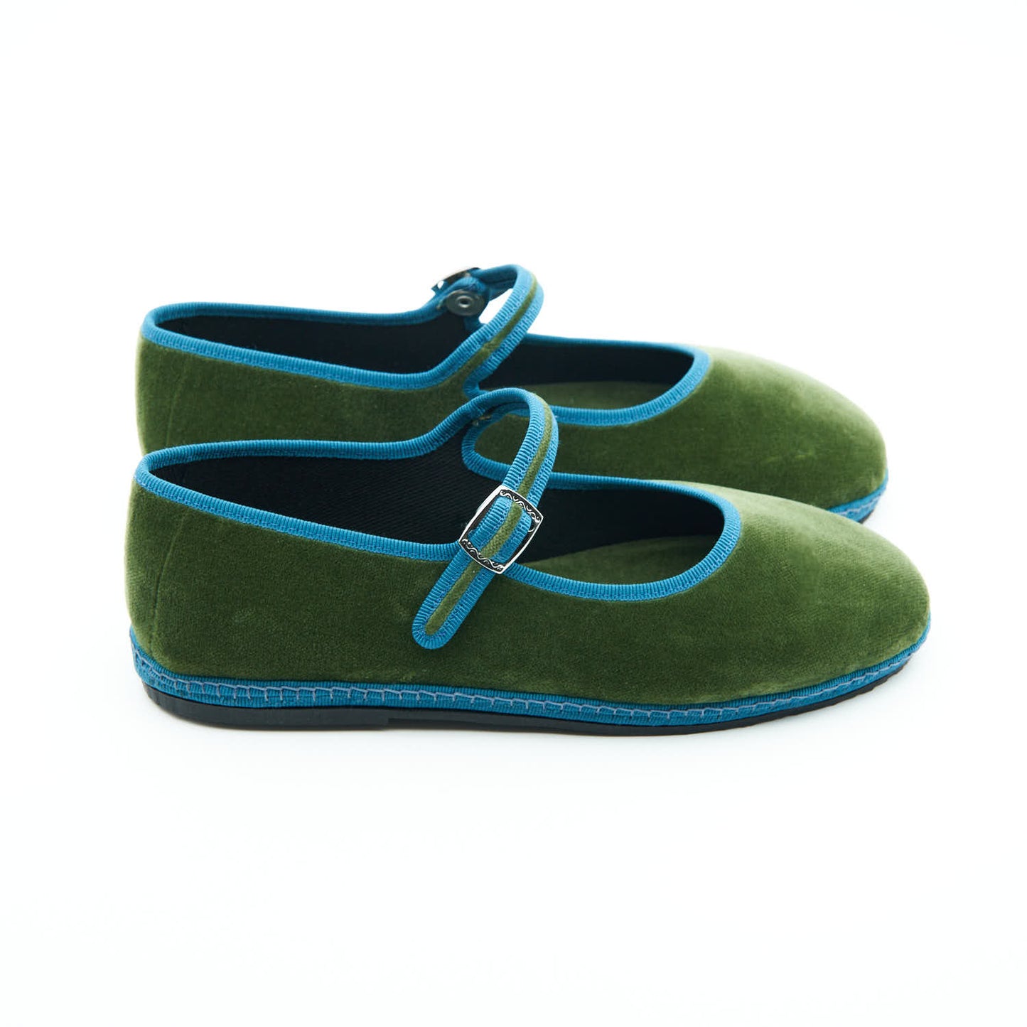 Mary Jane – Grasgrün | Ozeanblauer Zopf 